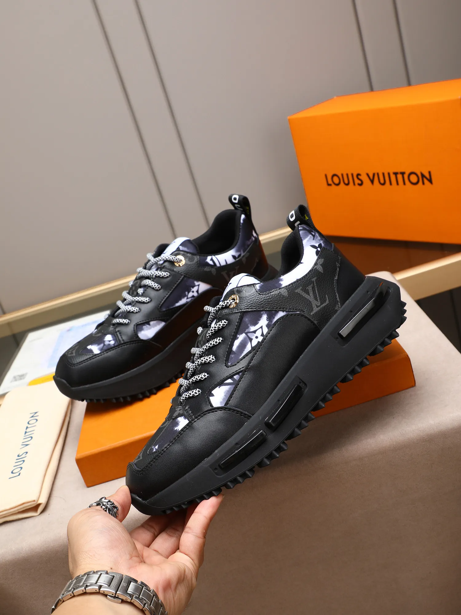 Men's shoes 💰460 [LV] Made of imported L special fabric spliced ​​with cowhide and comfortable mesh lining. Privately molded foam TPU outsole, super light and comfortable on the feet! Perfect last shape, generous and fashionable design, 4 colors available! Code number: 38–44 (45 customized